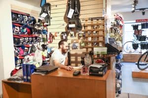 Vendeur vélo dans un magasin à Tours